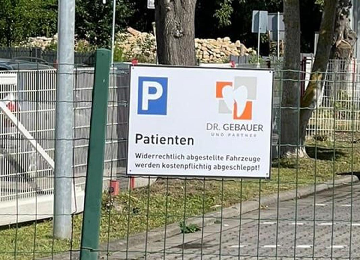 zahnarztpraxis-dr-gebauer-und-kollegen-parkplatz